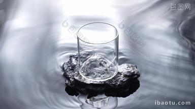 <strong>水面</strong>上的<strong>玻璃</strong>杯